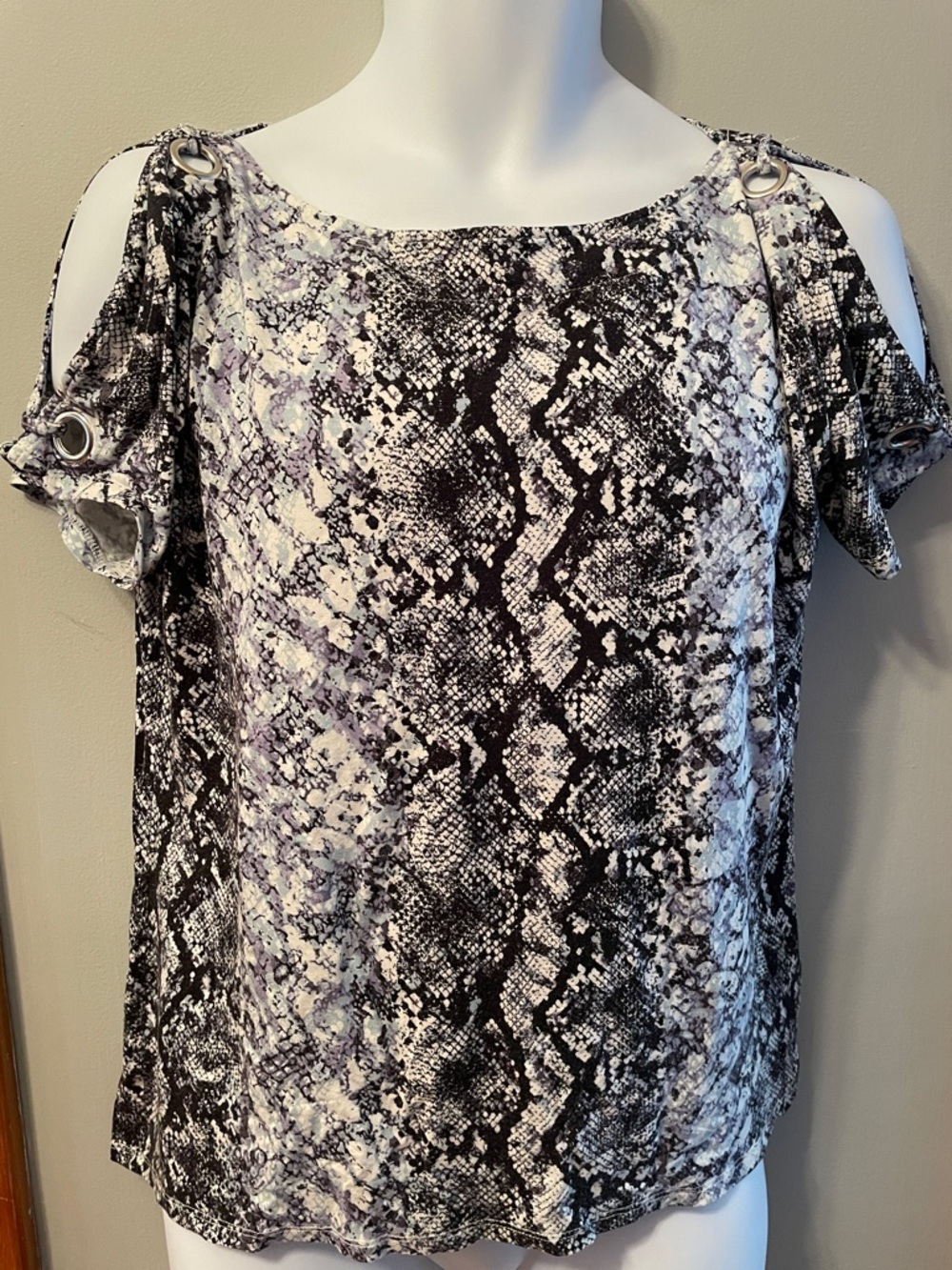 CABLE & GAUGE Y2K Black & White Snake-Print Cold Shoulder Rivet Urban Sleek Top